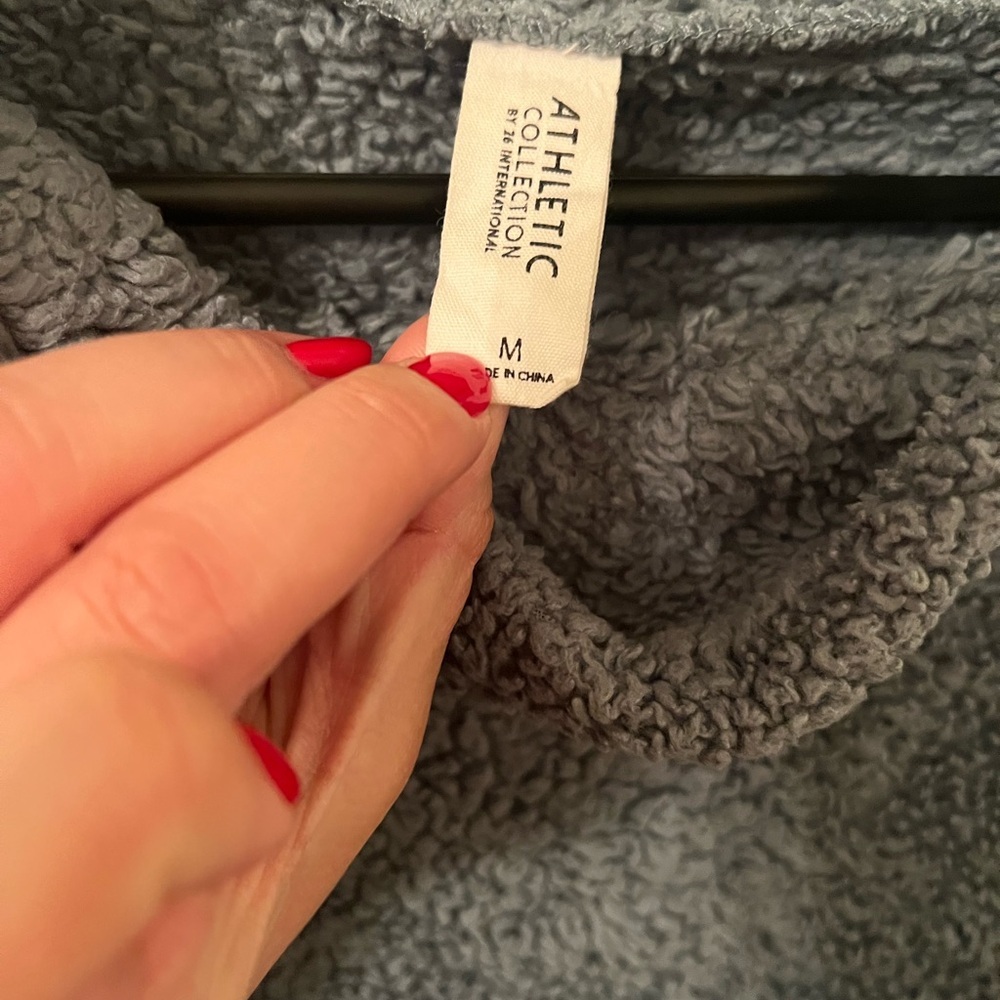 Athletic medium Collection Cozy Gray Sherpa Pullover - Picture 6 of 6